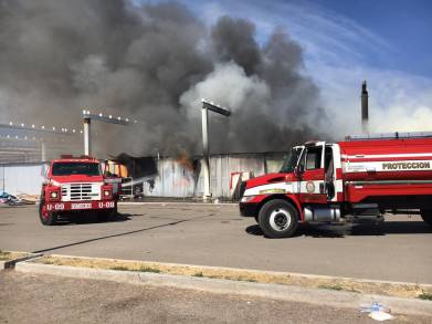 Apoya PC Estatal en combate al fuego en plaza textil de Cuitzeo 