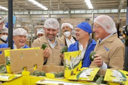 El Gobernador de Michoacan y el Embajador de USA visitan  empacadoras aguacateras de Uruapan 