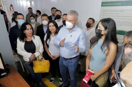 Gobernador de Michoacán visita a desplazados por la violencia en albergues de Tijuana 