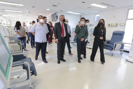 Inauguran Alfredo Ramírez Bedolla y Zoé Robledo Centro de Hemodiálisis en Morelia 