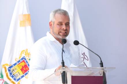 Alfredo Ramírez Bedolla Entrega apoyos para fortalecer la educación en Huetamo