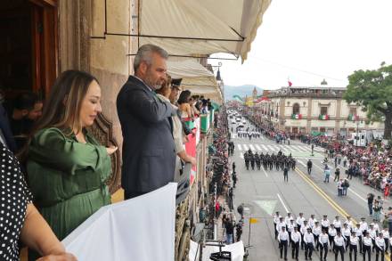 Celebran Alfredo Ramírez Bedolla y michoacanos Desfile Cívico Militar 