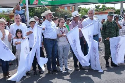 Arranca Ramírez Bedolla rehabilitación de tramos carreteros en Tierra Caliente 