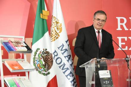 El canciller Marcelo Ebrard inaugura la X Feria del Libro de Relaciones Internacionales 