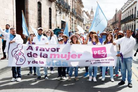 Cientos de personas a favor de la mujer y la vida: PES 