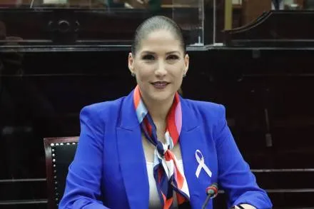 Dialogan Legisladores de la 75 Legislatura, específicamente Ivonne Pantoja del PAN, con trabajadores de la CEDH