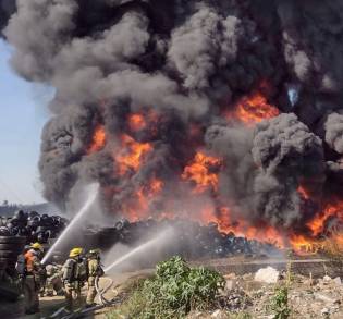 Atiende PC estatal incendio en recicladora en Tarímbaro 