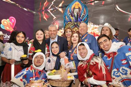 Visita Alfredo Ramírez Bedolla el pabellón Michoacán en el Tianguis Turístico de México 