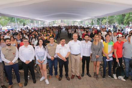 Entrega Alfredo Ramírez Bedolla tarjetas del Banco del Bienestar a beneficiarios de Jóvenes Construyendo el Futuro 