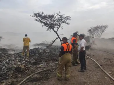 SSM implementa operativo sanitario por incendio en basurero de Cuitzeo 