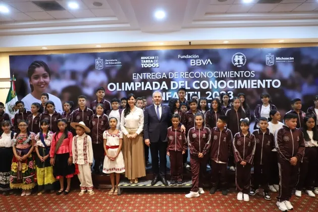 El Gobierno de Michoacán entrega becas y tabletas a ganadores de Olimpiada Infantil 