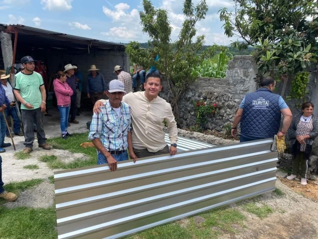 Entrega más de 600 paquetes de láminas Víctor Zurita a familias de Asiento de Piedra 