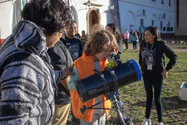 Más de 2 mil personas disfrutaron una noche de estrellas en Morelia y Pátzcuaro 