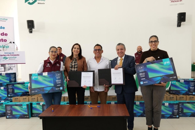 Luis Navarro entrega Computadoras para casi 11 mil Estudiantes de CONALEP 