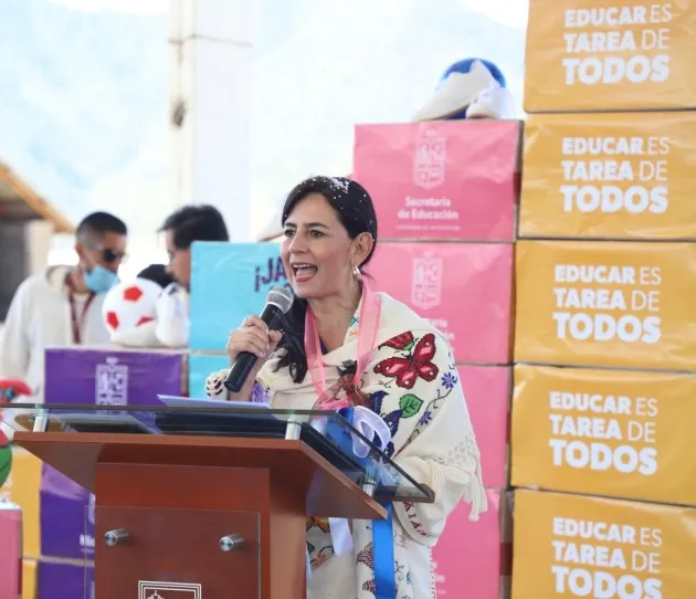 Llegan los tenis de Jalo a Estudiar para mil 800 alumnos de Nahuatzen 