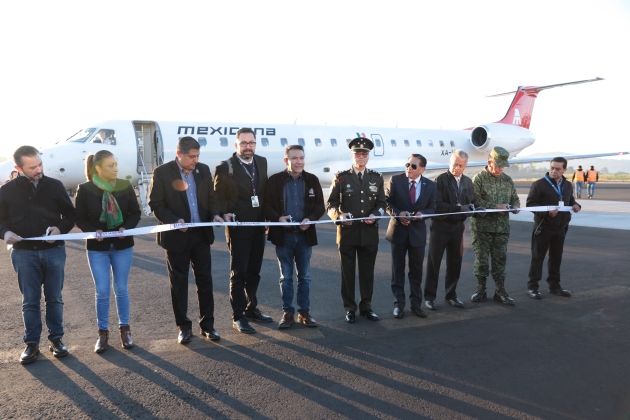 Aterriza en Uruapan el primer vuelo de Mexicana: Roberto Monroy García  