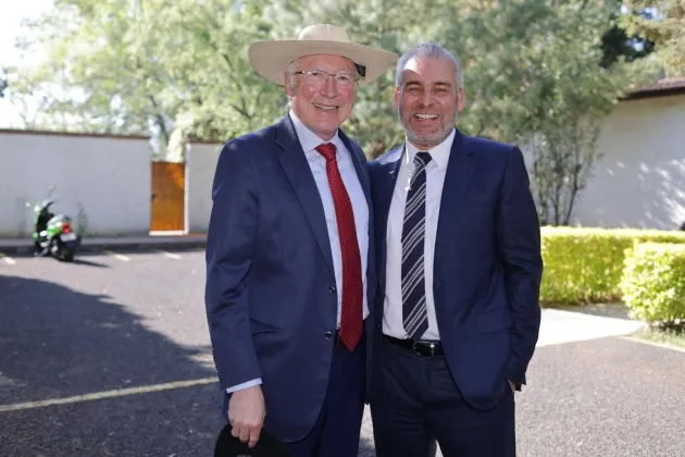 El 70% de las armas que llegan a México proviene de EU; se revisa frenar el flujo: Ken Salazar 