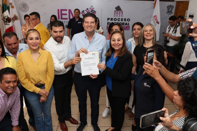 Alfonso Martínez se registra como candidato a la Presidencia de Morelia por el PAN y PRD 