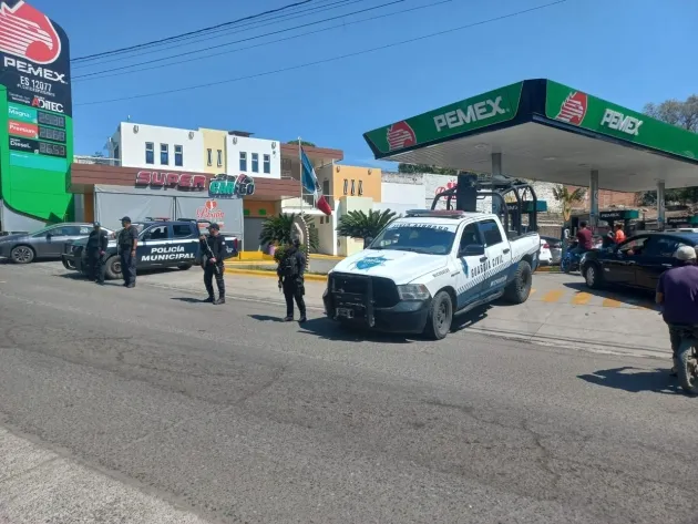 Agentes federales y estatales, garantizan seguridad en el abasto de combustible en Apatzingán 