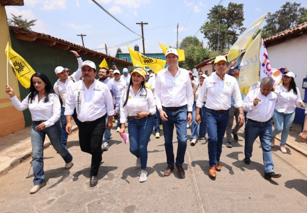 Desfila Alfonso Martínez en Tacícuaro arropado por cientos de personas 