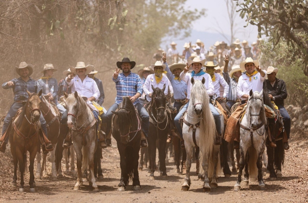 Alfonso Martínez cabalga rumbo al triunfo en Cuto de la Esperanza 