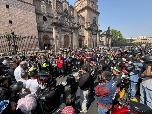 Michoacán recibe al turismo deportivo con caravana de motociclistas 