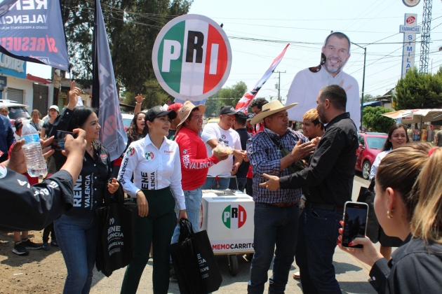 Capula dijo sí a René Valencia durante su recorrido por el tradicional tianguis dominical. 