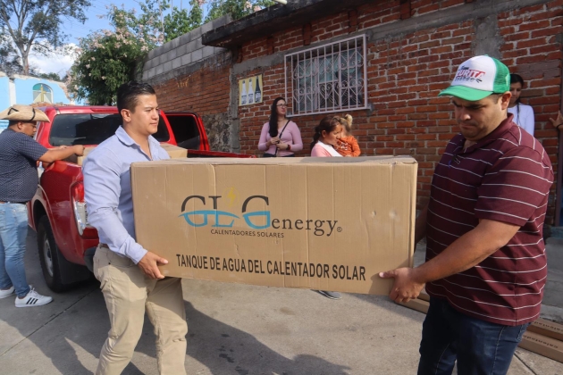 Víctor Zurita entrega calentadores solares y láminas a las familias de El Resumidero y El Porvenir 