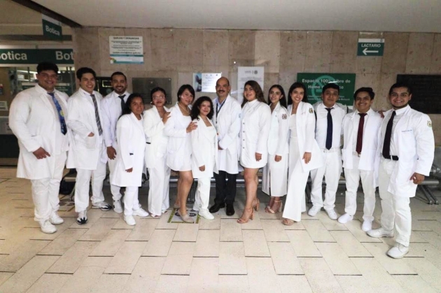 Concluyen internado de pregrado 33 médicos en HGZ No. 8 del IMSS en Uruapan 