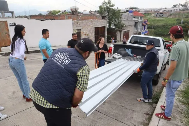 Continúa Víctor Zurita con la entrega de láminas y productos de limpieza a favor de los morelianos