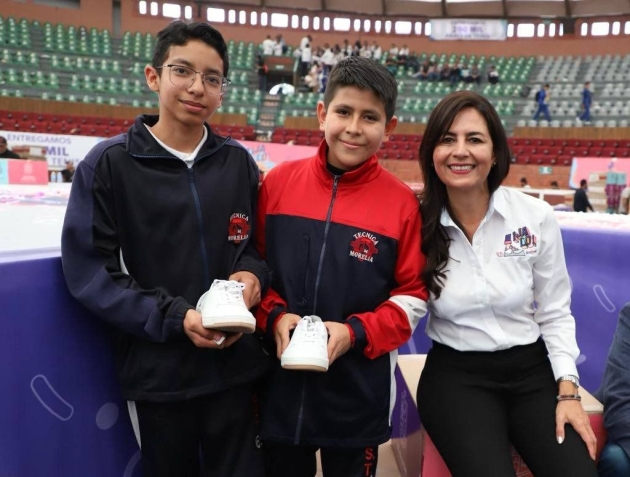 Otra vez, van 200 mil pares de tenis para alumnos de secundaria 