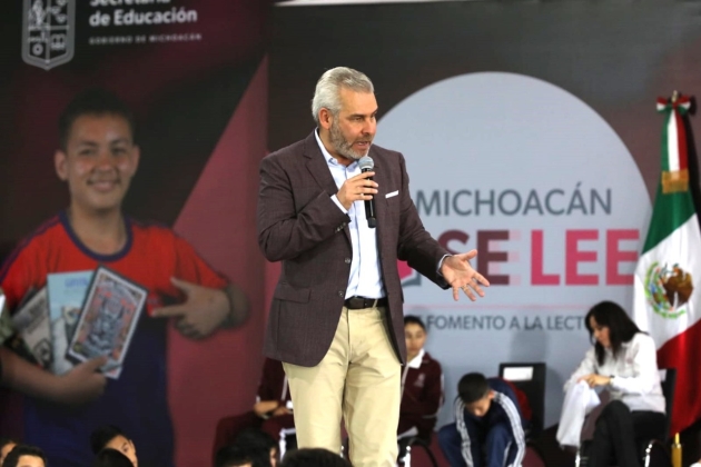 Arranca Bedolla entrega de tenis a estudiantes de secundaria 