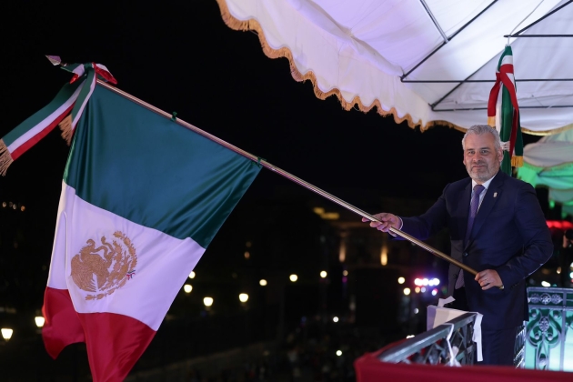 Ante miles de Michoacanos el Gobernador Ramírez  Bedolla da el Grito de Independencia 