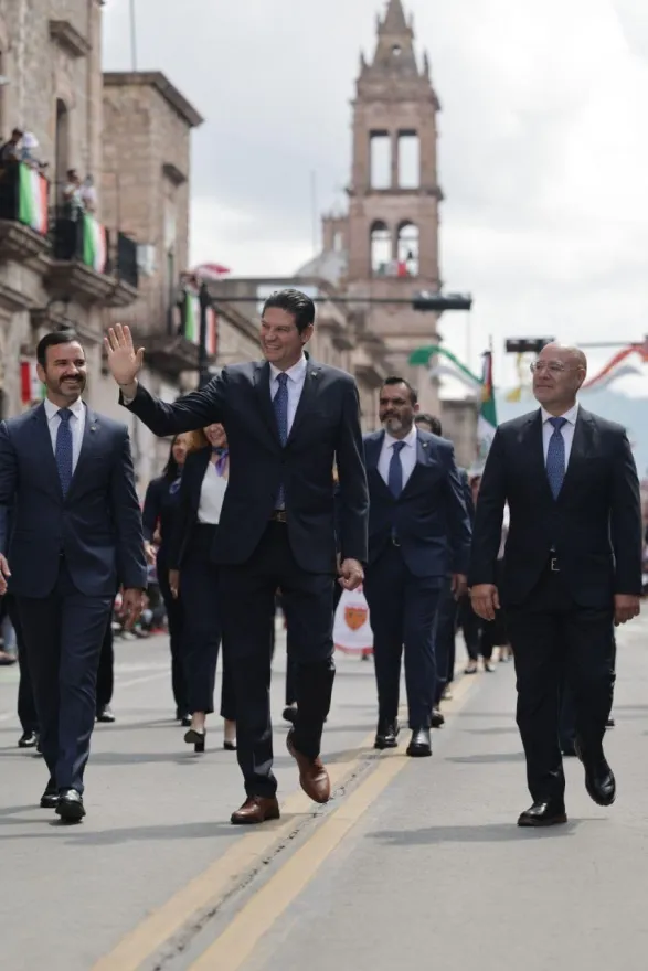 Encabeza el Alcalde de Morelia  Alfonso Martínez Colorido Desfile Cívico Militar 