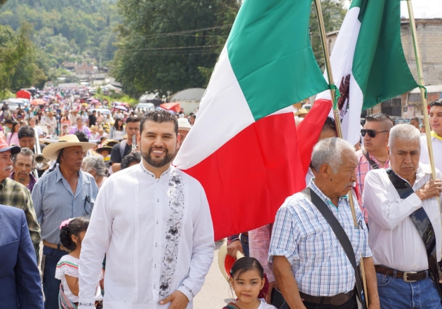 Encabeza Octavio Ocampo desfile con motivo de la Independencia de México en San Felipe de los Alzati 