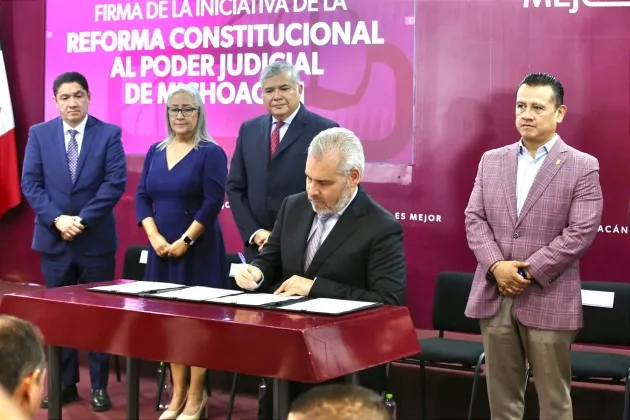 Jueces y magistrados por voto popular; Ramírez Bedolla firma iniciativa de reforma al Poder Judicial 