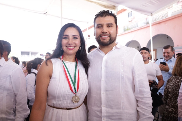 Octavio Ocampo reconoce aportes de Alma Bahena Villalobos tras recibir la Presea “Constitución de 18 