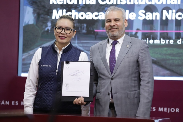 Firma Ramírez Bedolla Iniciativa de Reforma Constitucional para la UMSNH 