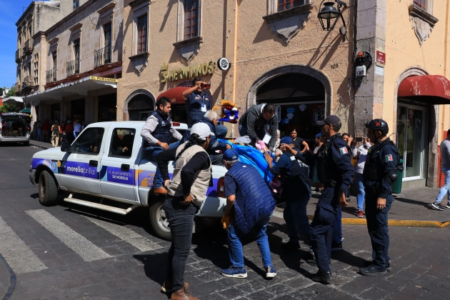 En operativo coordinado, Gobierno Municipal retira comercio irregular en Centro Histórico 