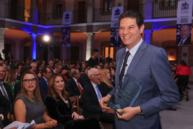 Otorgan en CDMX Premio Nacional a Alfonso Martínez por impulso al Desarrollo de la Vivienda 