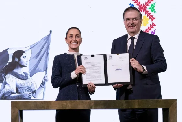 Sheinbaum Pardo y el Secretario Marcelo Ebrard  firman  por la Industria Textil de México 