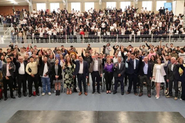 Exhorta el Alcalde Alfonso Martínez a jóvenes a prepararse para ganar 