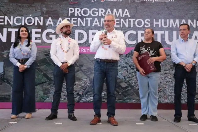 Con escrituras, Ramírez Bedolla da certeza patrimonial a más de 100 familias de Los Reyes 