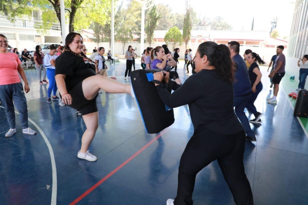 Fiscalía General impulsa el autocuidado y la seguridad de las mujeres con clase de defensa personal 