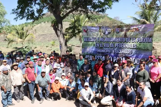 Encabeza Vicente Gómez limpieza de “La Playita” en Pedernales 