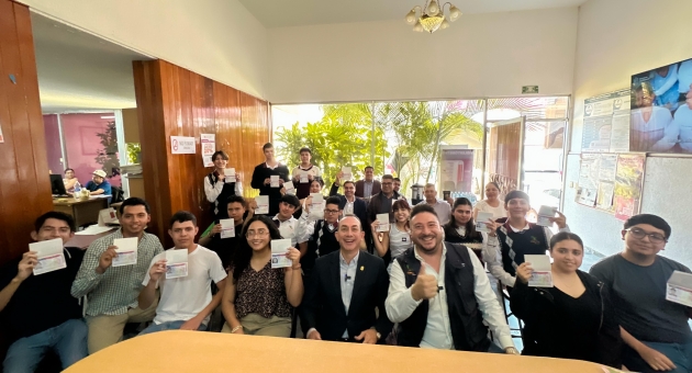 Semigrante entrega visas a estudiantes para campeonato mundial de robótica 