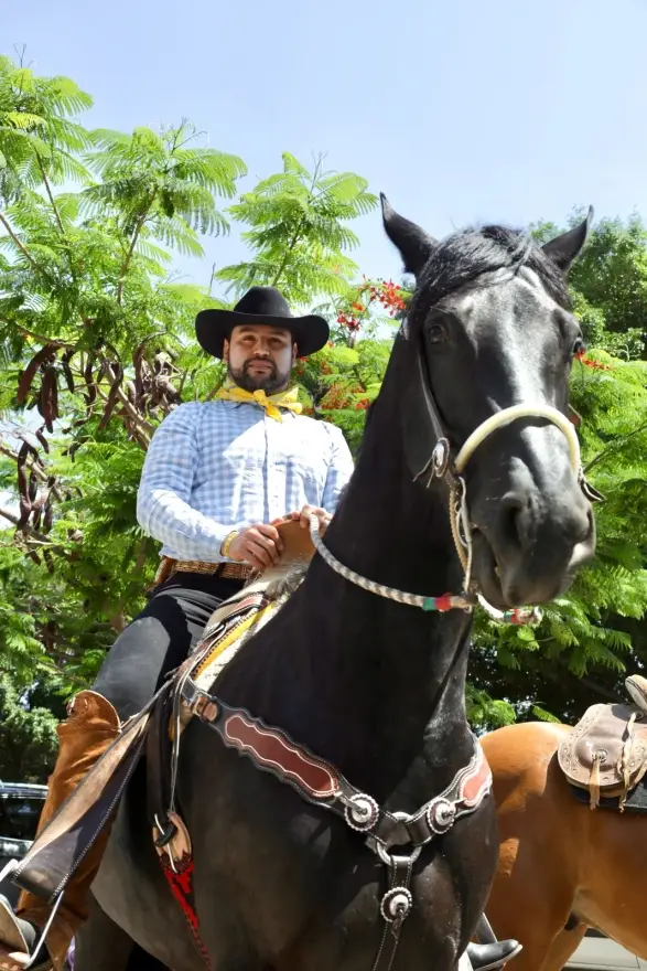Octavio Ocampo Cordova Participa en la Cabalgata de las Fiestas Patronales en Cojumatlán 