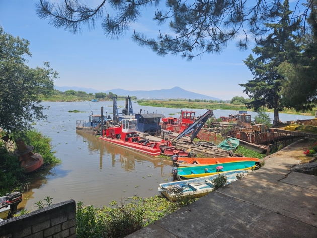 Empleos temporales impulsan el rescate del lago de Pátzcuaro 