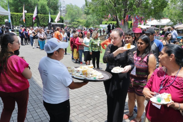 Pastel gigante para festejar a mamás en el Festival de Origen 