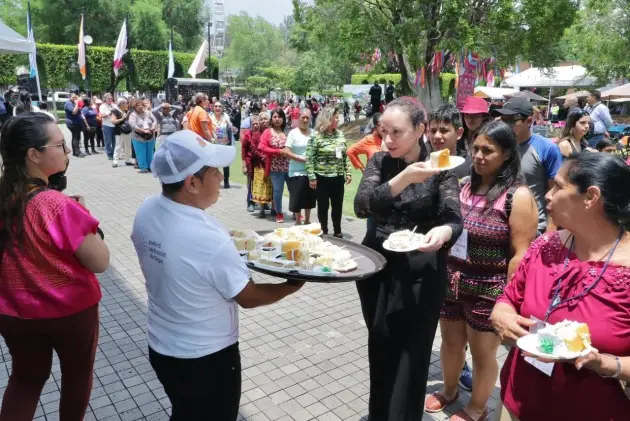 Pastel gigante para festejar a mamás en el Festival de Origen 